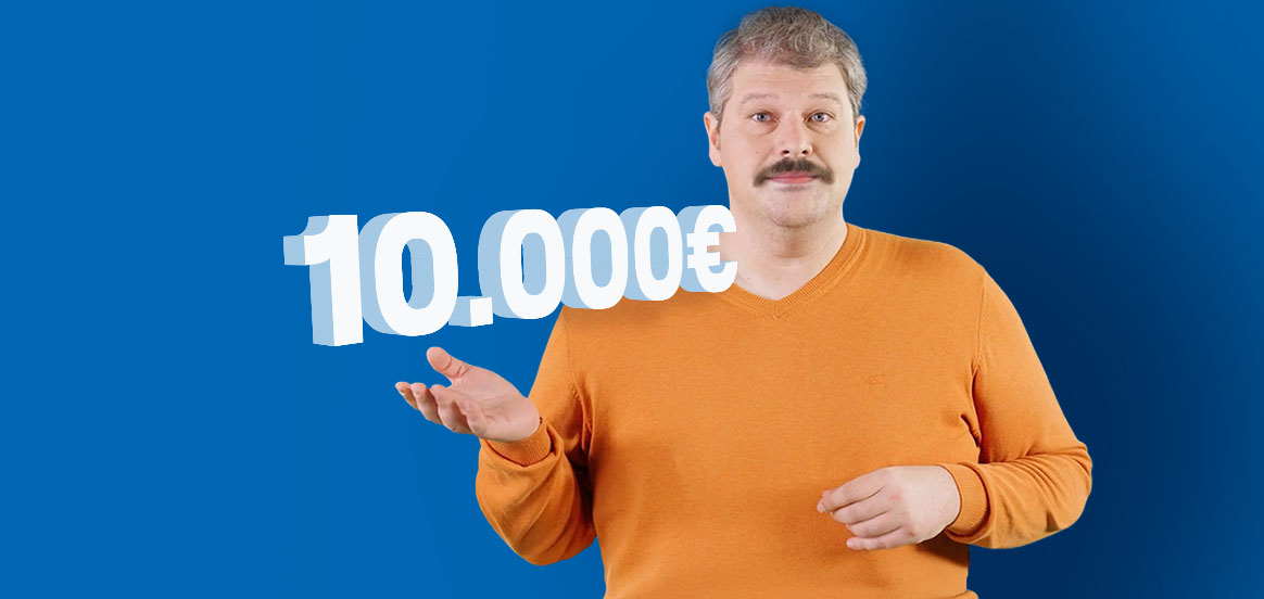 Siggi steht in einem orangenem Pullover vor einer blauen Wand. Der Betrag 10.000€ schwebt über seiner Hand.