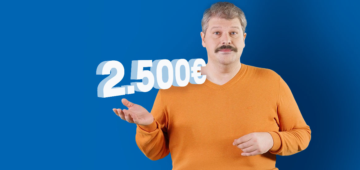 Siggi steht in einem orangenem Pullover vor einer blauen Wand. Der Betrag 2500€ schwebt über seiner Hand.