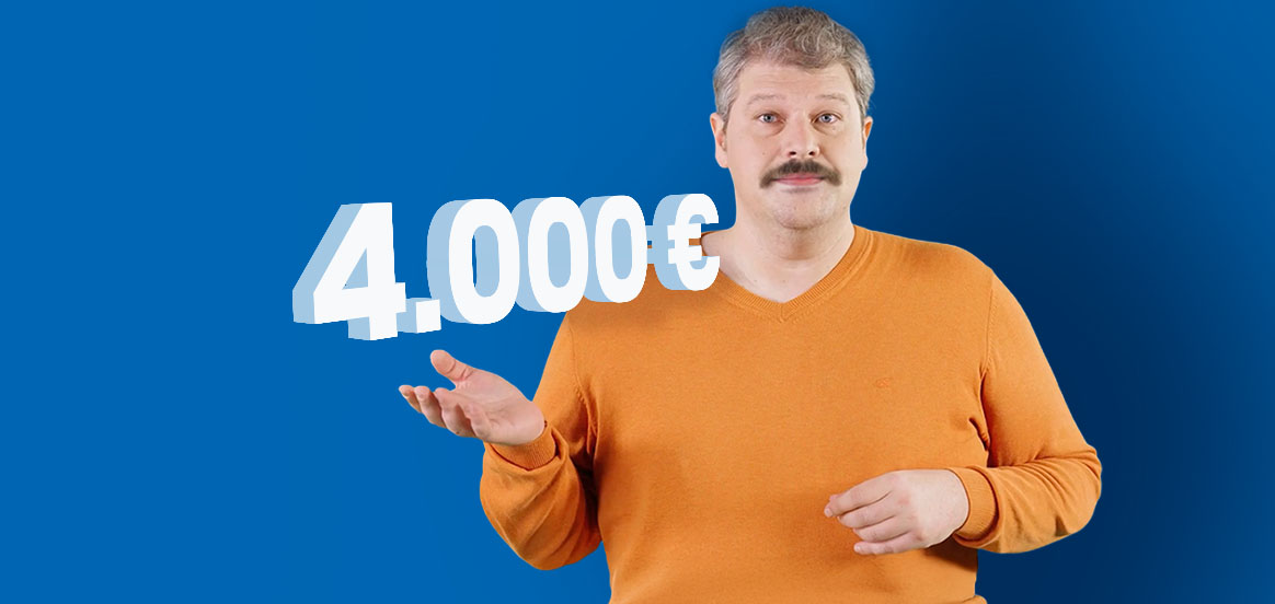 Siggi steht in einem orangenem Pullover vor einer blauen Wand. Der Betrag 4000€ schwebt über seiner Hand.