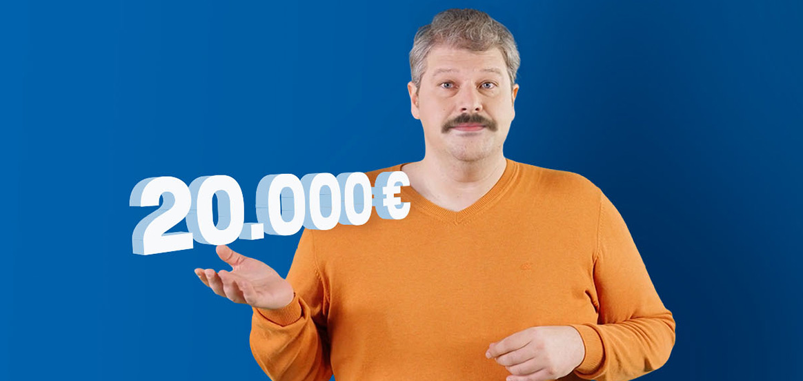 Siggi steht in einem orangenem Pullover vor einer blauen Wand. Der Betrag 20.000€ schwebt über seiner Hand.