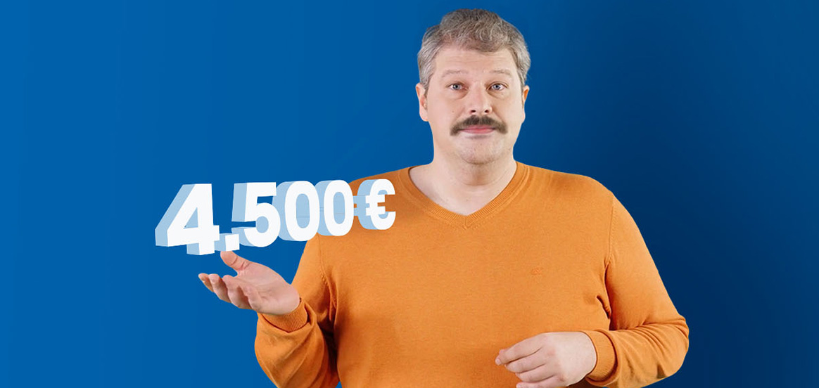 Siggi steht in einem orangenem Pullover vor einer blauen Wand. Der Betrag 4500€ schwebt über seiner Hand.