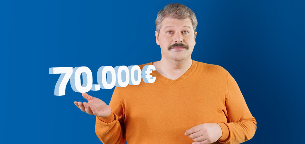 Siggi steht in einem orangenem Pullover vor einer blauen Wand. Der Betrag 70.000€ schwebt über seiner Hand.